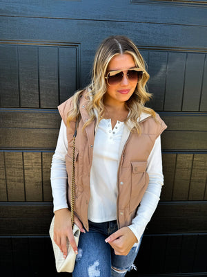 MADDOX REVERSIBLE PUFFER VEST: TAN/IVORY