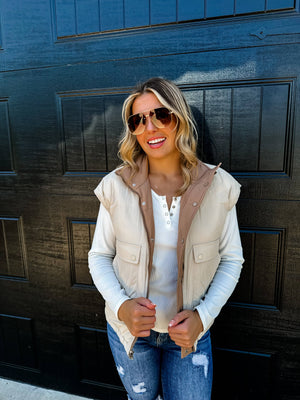 MADDOX REVERSIBLE PUFFER VEST: TAN/IVORY